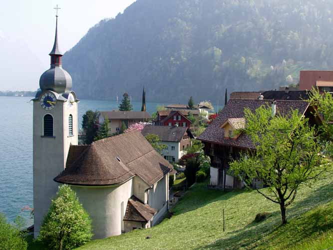 Das Dorf Bauen am Urnersee