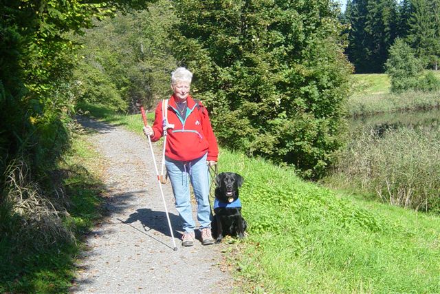 Amalia Imhof und Blindenführhund Xirah