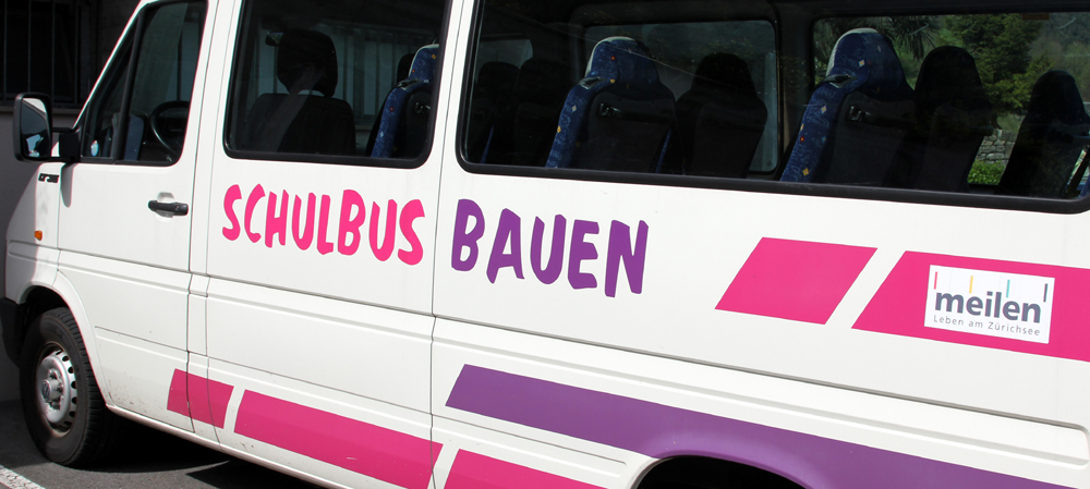 Schulbus in Bauen am Urnersee