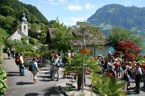 Coop-Wanderung quer durch Bauen und an der Kirche St. Idda vorbei