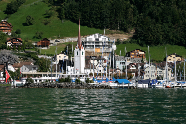 Bauen-Flueelen-Axenstrasse-Glockenspiel-Tellskapelle-Tellsplatte