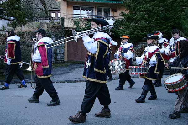 Katzenmusik auf der Dorfstrasse